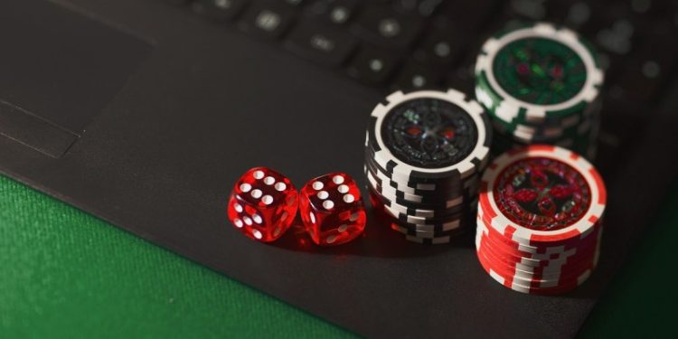 How does multi-hand play affect online casino strategies?
